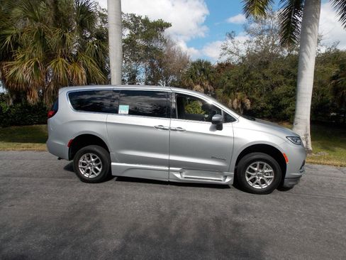 Used 2023 Chrysler Pacifica Touring-L image 7