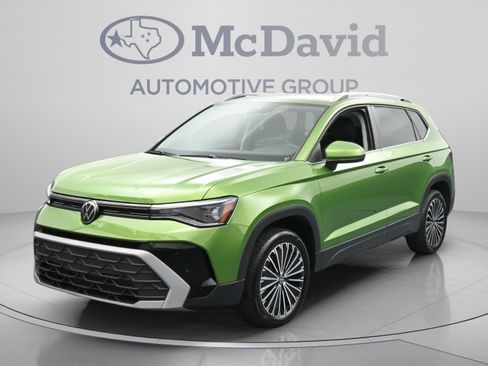 Used 2025 Volkswagen Taos SE FWD image 4