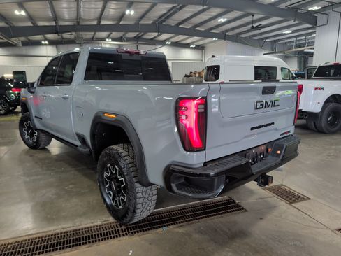 Used 2025 GMC Sierra 2500 AT4X AWD/4WD image 4