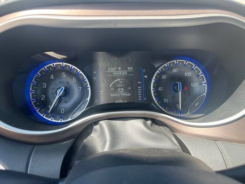 Used 2023 Chrysler Voyager LX FWD image 3