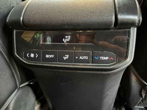 Used 2023 Toyota Highlander XLE AWD/4WD image 42