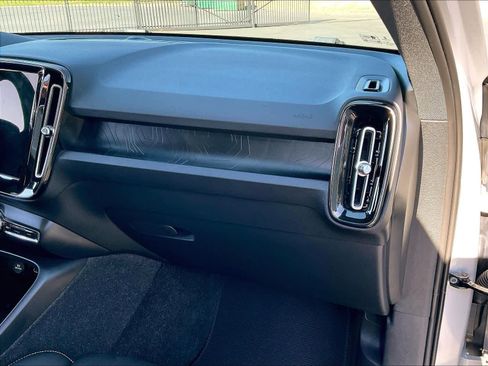 Used 2023 Volvo XC40 Recharge Plus image 19
