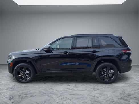 Used 2023 Jeep Grand Cherokee Altitude RWD image 4