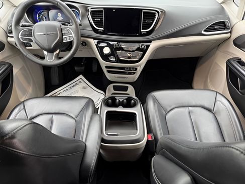 Used 2022 Chrysler Pacifica Touring-L FWD image 14