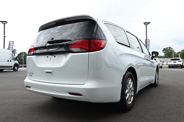 Used 2023 Chrysler Voyager LX FWD image 5