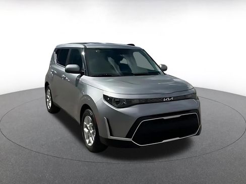 Used 2025 Kia Soul LX w/ LX Technology Package FWD image 3