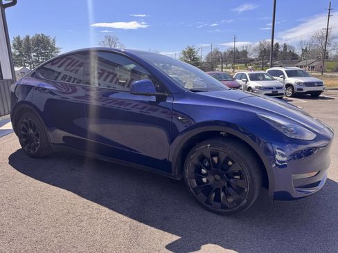 Used 2024 Tesla Model Y Long Range 4dr Crossover image 4