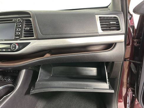 Used 2019 Toyota Highlander XLE AWD/4WD image 25