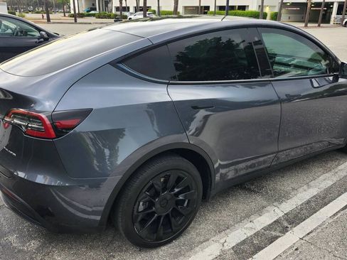 Used 2022 Tesla Model Y Long Range AWD/4WD image 5
