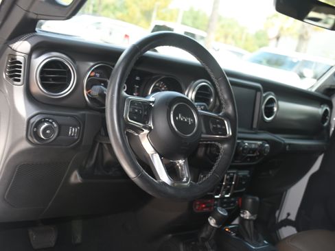 Used 2023 Jeep Wrangler Unlimited Rubicon w/ Cold Weather Group AWD/4WD image 8