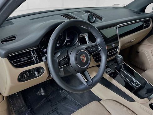 Used 2025 Porsche Macan image 4