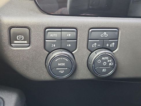 Used 2023 Chevrolet Silverado 1500 LT Trail Boss w/ LPO, Dark Essentials Package AWD/4WD image 17