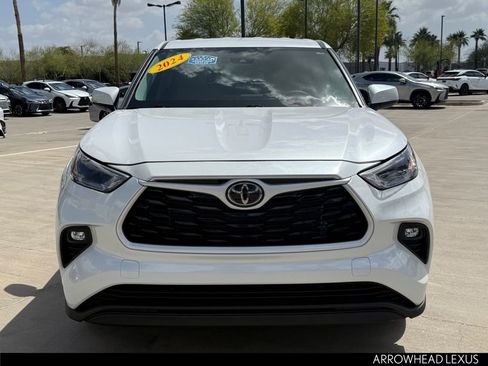 Used 2024 Toyota Highlander LE FWD image 5