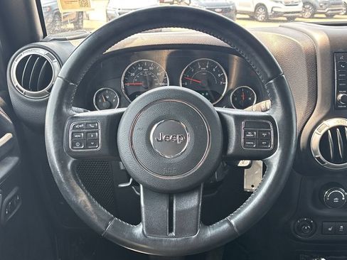 Used 2017 Jeep Wrangler Unlimited Sahara w/ Connectivity Group AWD/4WD image 18