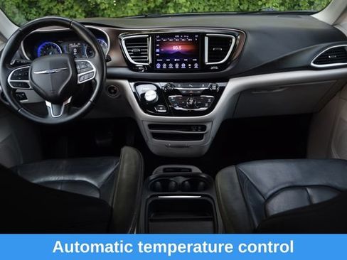 Used 2017 Chrysler Pacifica Touring-L FWD image 8