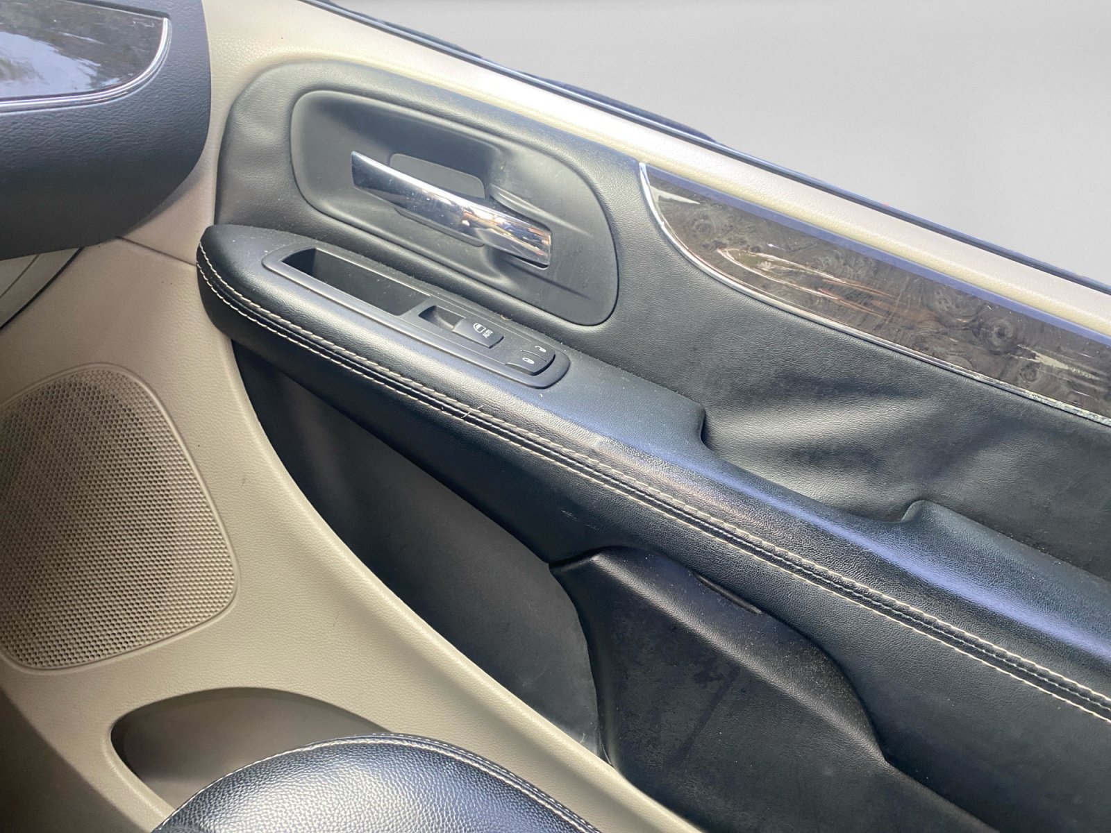 Used 2016 Chrysler Town & Country Touring FWD image 21