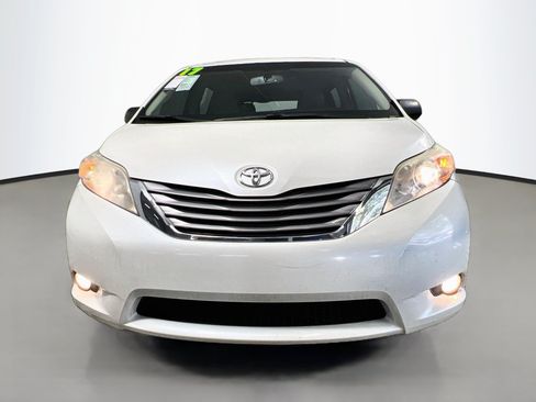 Used 2017 Toyota Sienna Limited FWD image 12