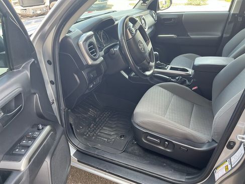 Used 2022 Toyota Tacoma SR5 AWD/4WD image 9