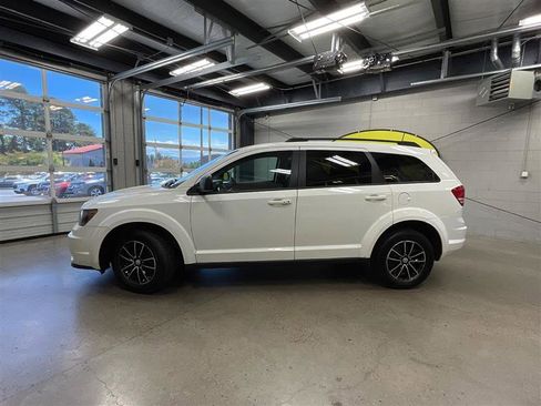 Used 2018 Dodge Journey SE w/ Connectivity Group FWD image 2