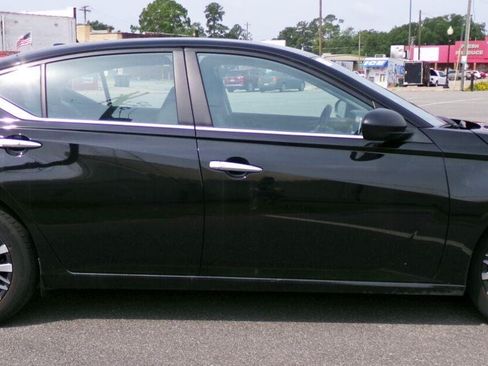 Used 2025 Nissan Altima 2.5 SV FWD image 4