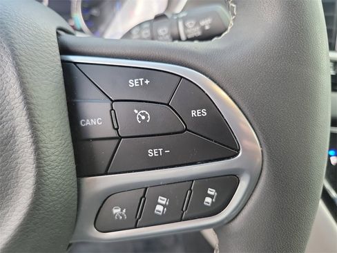 Used 2024 Chrysler Pacifica Touring-L image 7