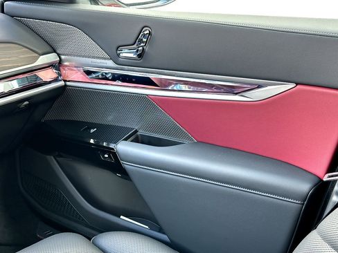 Certified 2025 BMW 740i image 27