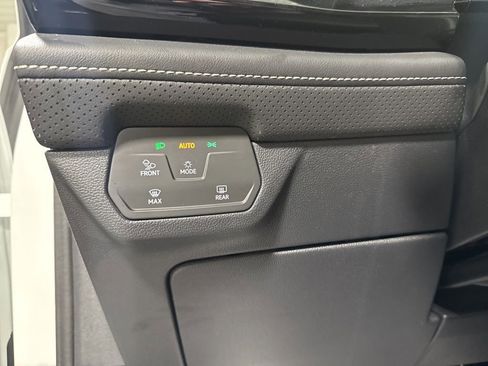 Used 2025 Volkswagen Atlas Cross Sport SE FWD image 22