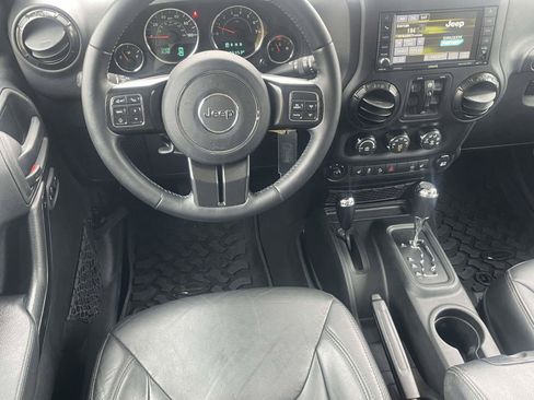 Used 2017 Jeep Wrangler Unlimited Sahara AWD/4WD image 11