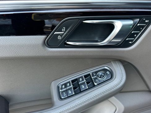 Certified 2023 Porsche Macan image 12