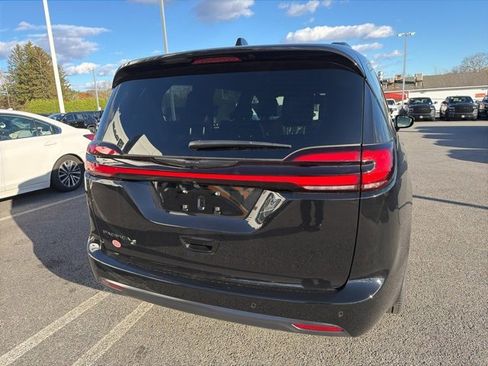 New 2026 Chrysler Pacifica Select image 3