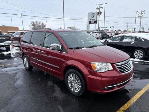 Used 2015 Chrysler Town & Country Touring-L w/ Driver Convenience Group image 2