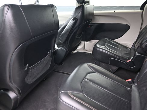 Used 2020 Chrysler Pacifica Touring-L image 20