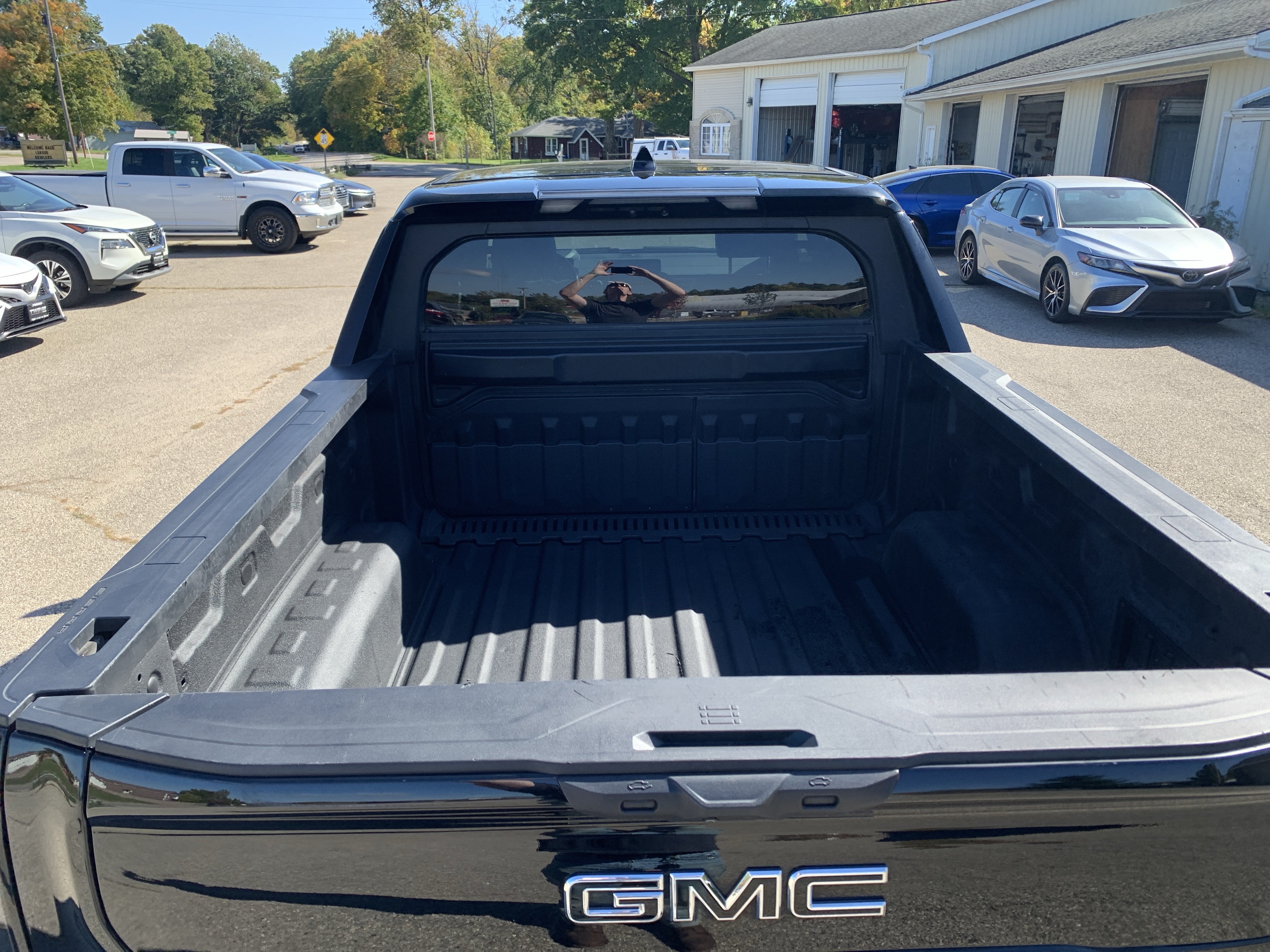 Used 2025 GMC Sierra EV Denali AWD/4WD image 5