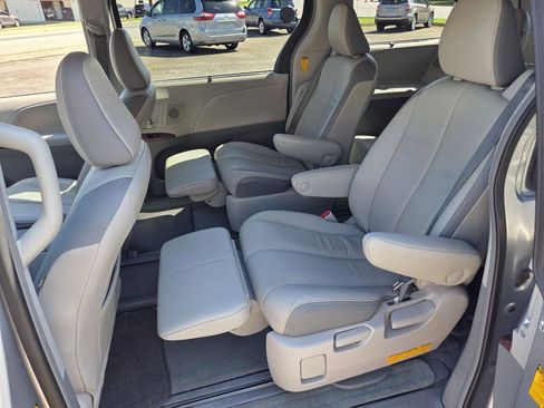 Used 2014 Toyota Sienna Limited w/ Limited Premium Package FWD image 14