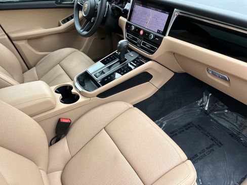 Certified 2025 Porsche Macan AWD/4WD image 17