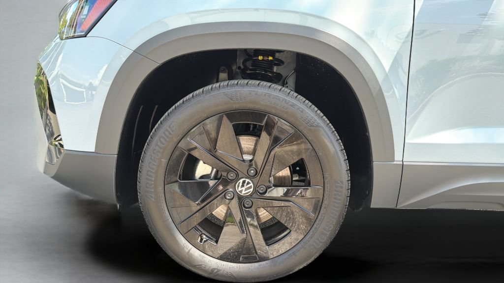 New 2026 Volkswagen Taos SE FWD image 34