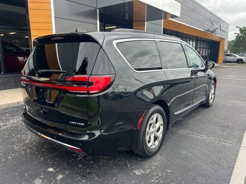 Used 2023 Chrysler Pacifica Limited FWD image 24