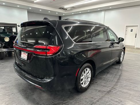 Used 2022 Chrysler Pacifica Touring-L image 5