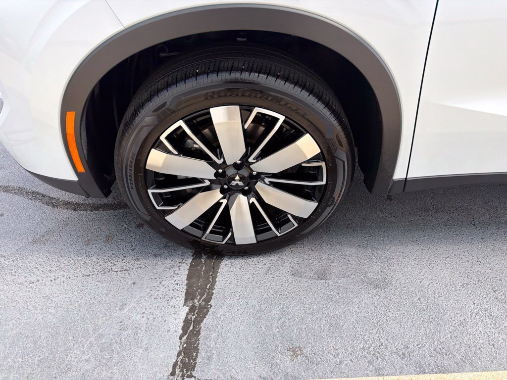 Used 2025 Mitsubishi Outlander SE AWD/4WD image 14