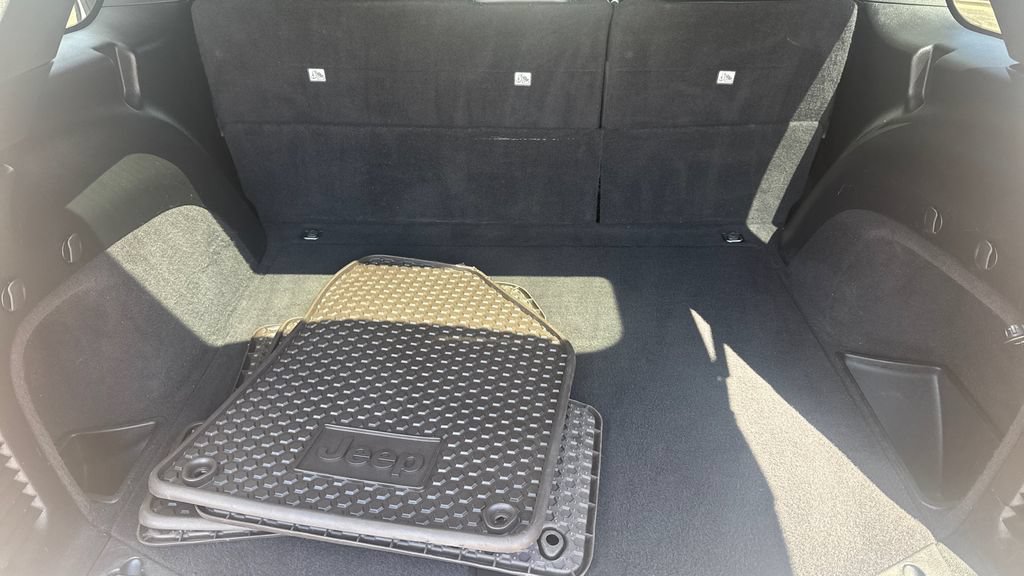 Used 2019 Jeep Grand Cherokee Altitude AWD/4WD image 13