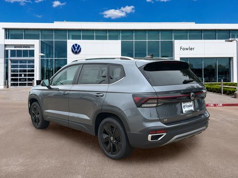 New 2026 Volkswagen Taos SE FWD image 5