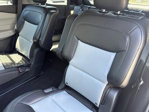 Used 2022 Ford Explorer XLT w/ Equipment Group 202A AWD/4WD image 14