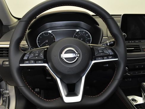Used 2025 Nissan Altima 2.5 SR FWD image 17
