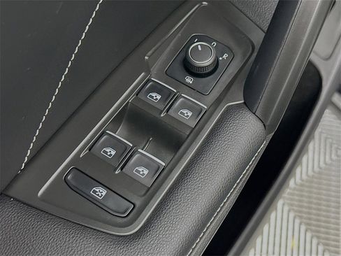 Used 2024 Volkswagen Tiguan SE image 18