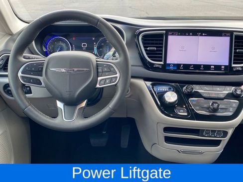 Used 2024 Chrysler Pacifica Touring-L image 8