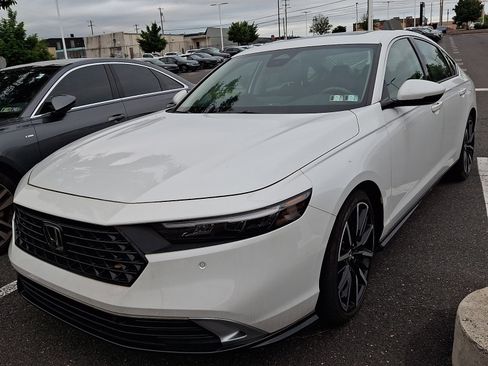 Used 2023 Honda Accord Touring image 2