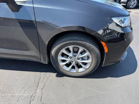 Used 2023 Chrysler Pacifica Touring-L w/ Uconnect Theater Family Group AWD/4WD image 13