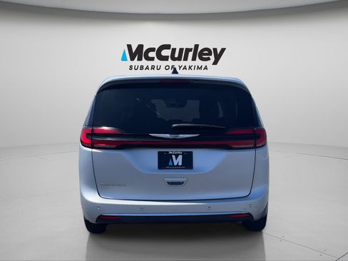 Used 2023 Chrysler Pacifica Touring-L FWD image 5