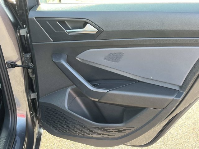 Used 2025 Volkswagen Jetta SE FWD image 19