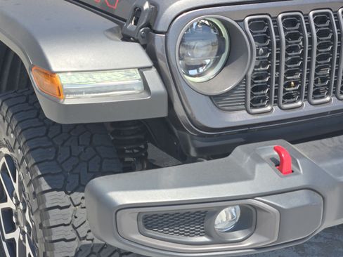 Used 2024 Jeep Gladiator Rubicon w/ Convenience Group AWD/4WD image 10